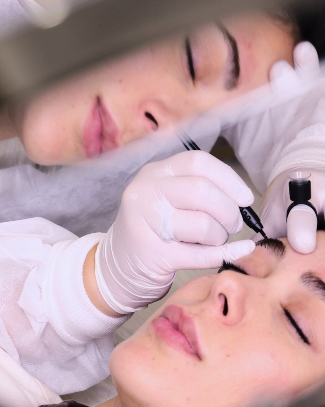 Microblading delle sopracciglia: l'estetista al lavoro sulla cliente