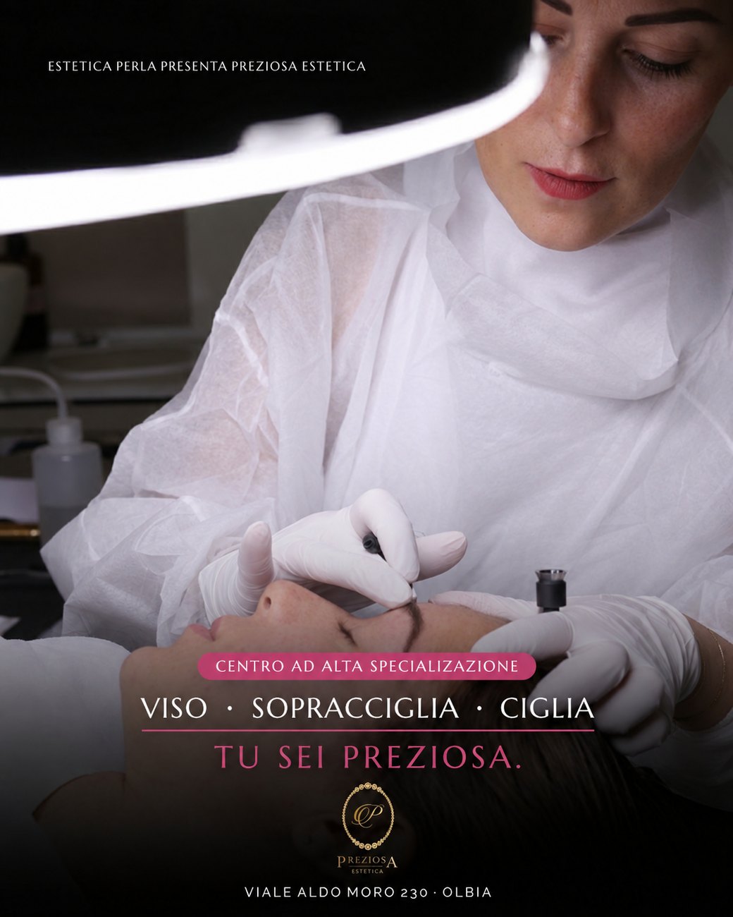 Post Instagram per un centro estetico: l'estetista al lavoro su sopracciglia e ciglia